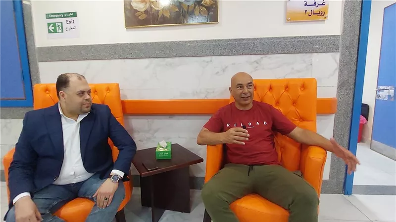 حسام حسن وزوجته في زيارة لمرضى مستشفى العجمي وسط وإشادة بمستوى الخدمة |صور