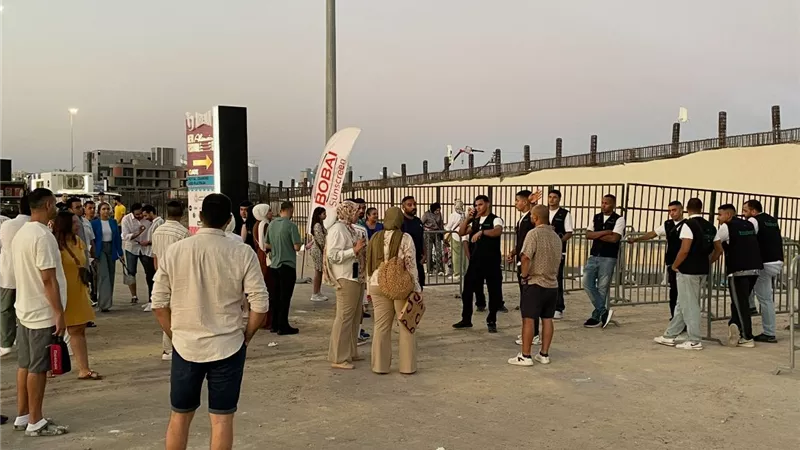 واقفين طوابير.. الاستعدادات الأخيرة لانطلاق حفل افتتاح مهرجان العلمين | صور 