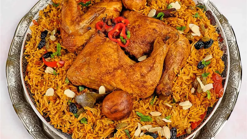 كبسة الدجاج طبق سعودي أصيل يغزو موائد العرب بنكهات شهية وطريقة سهلة