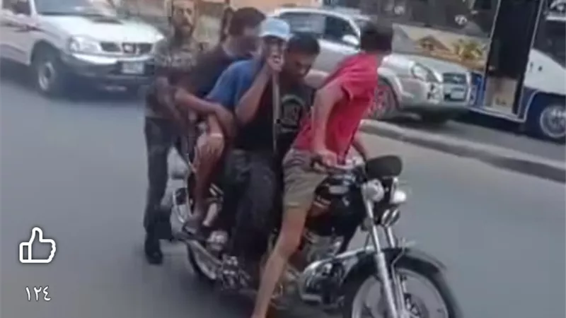 مشاجرة بالسنج أمام معهد الأورام بالقاهرة.. وسيدة توثق الواقعة 