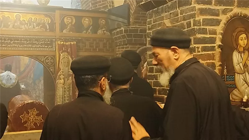 الأنبا بيمن يترأس قداس السبت من دير اللابس الروح في نقادة
