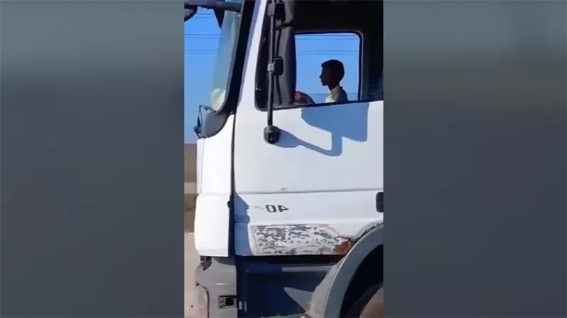 يهدد الجميع.. طفل صغير يقود 