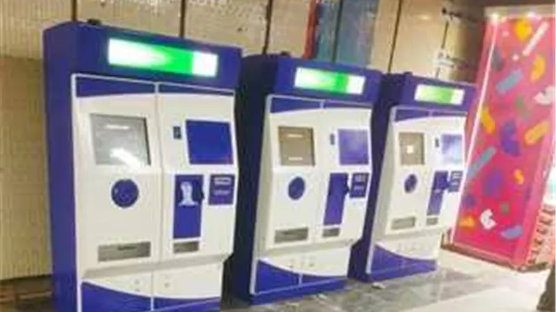 بائع متجول يحطم ماكينة صرف التذاكر بمحطة مترو أنفاق البحوث 