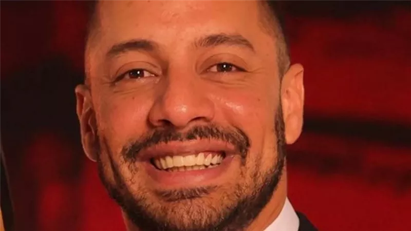 عمرو وهبة يشارك جمهوره معاناة مذاكرة الواجبات مع ابنه