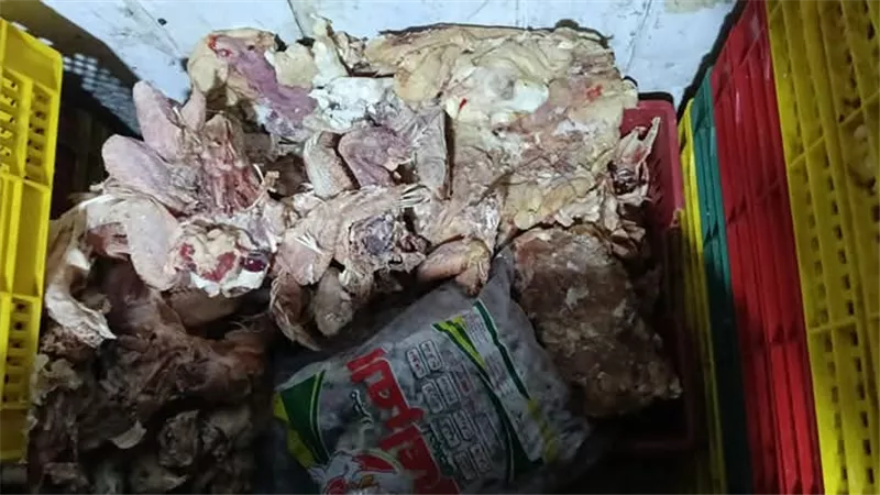 ضبط عسل أسود غير مطابق للمواصفات ومواد غذائية مجهولة المصدر ببن ي سويف 