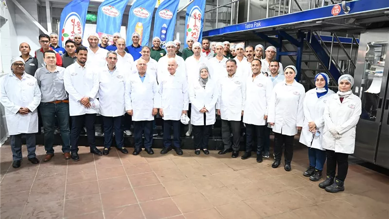  كامل الوزير يتفقد 3 مصانع متخصصة بالصناعات الغذائية ومواد البناء بالعبور