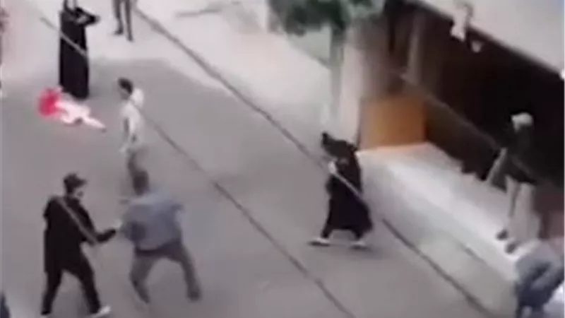 تفاصيل مشاجرة عنيفة بالأسلحة البيضاء والزجاجات الحارقة في المرج