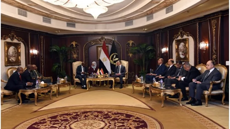 وزير الداخلية يستقبل نظيره «القمري» ويؤكد على تعزيز التعاون الأمني بين البلدين