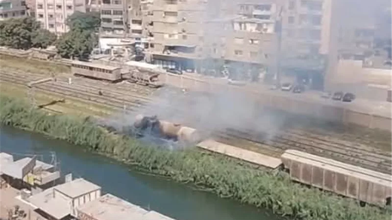 حريق بحشائش يمتد لعربة قطار بمدينة بنى سويف دون خسائر 
