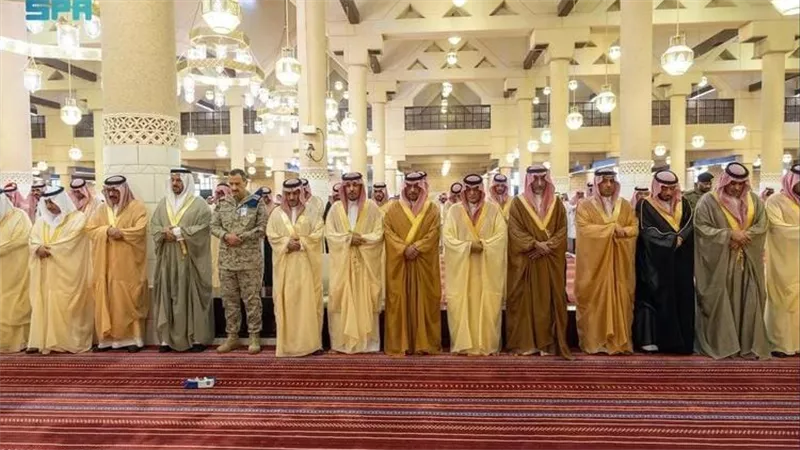 أمراء ومسئولين بالسعودية يؤدون صلاة الجنازة على الأمير الوليد بن طلال