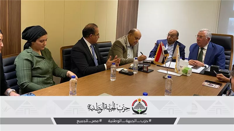 قيادات الجبهة الوطنية في غرفة العمليات المركزية لمتابعة دعاية انتخابات الشيوخ