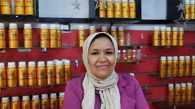 يا بياعين الفل.. خديجة إمام أول سيدة تعمل في صناعة وتركيب العطور بقنا