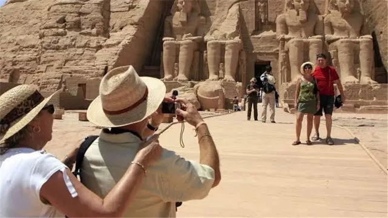  السياحة والآثار تعلن تعزيز خدمات الإرشاد السياحي باللغات الأجنبية النادرة
