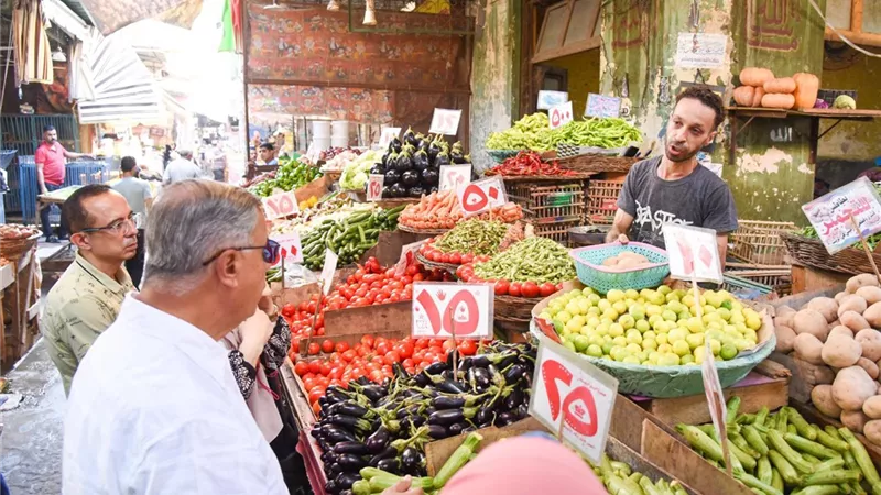 اتقِ الله.. محافظ الإسكندرية لبائع: ليه الموز بـ 50 جنيه أنا عمري مشتريته كده