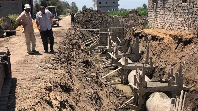 محافظ كفرالشيخ يتابع أعمال تغطية مصرف مدخل عزبة أبوالجدايل تمهيدًا لرصف الطريق