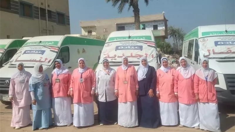 فحص وتوفير العلاج لــ 1085 حالة وتقديم 3300خدمة بقافلة للصحة بقرية على زيدان 