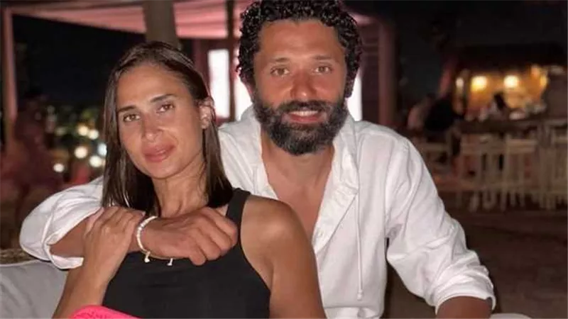 كريم محمود عبد العزيز يرد على أنباء ارتباطه بفنانة بصورة مع زوجته آن رفاعي