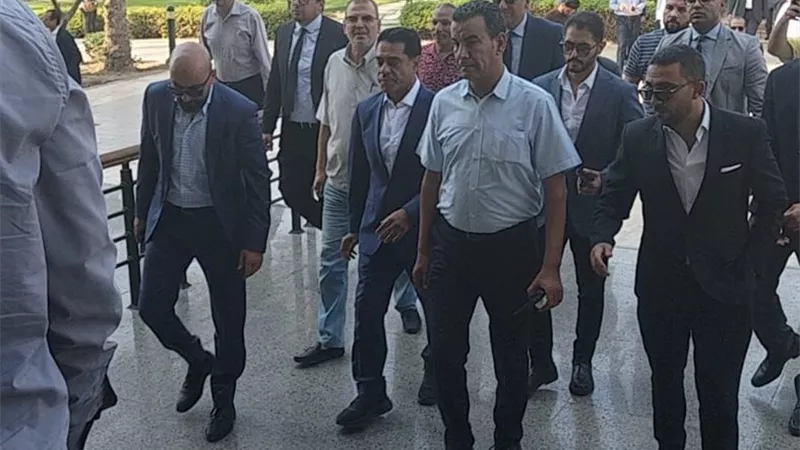 طارق قنديل يتلقى العزاء في شقيقه المتوفي صباح اليوم |صور