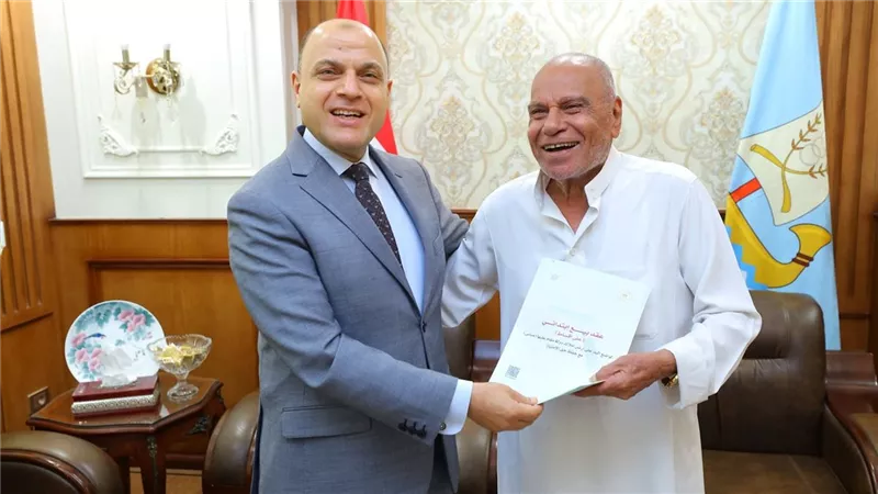 محافظ كفرالشيخ يُسلّم 10 عقود تقنين أراضي أملاك دولة للمستفيدين 