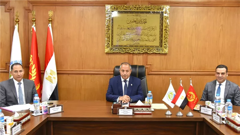 محافظ بورسعيد يدعو لتضافر الجهود لتسريع تنفيذ المشروعات التنموية والخدمية
