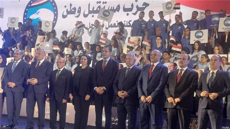 بينهم محمد مصطفى لطفي.. أحمد عبدالجواد يلتقط صورا تذكارية مع مرشحي مجلس الشيوخ