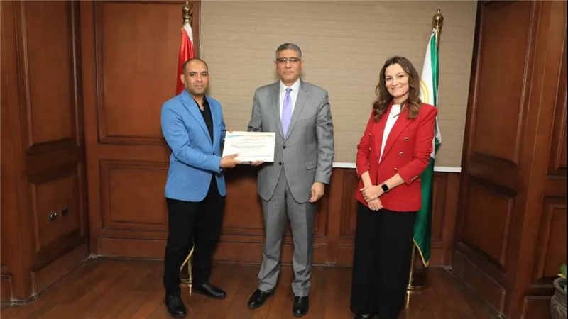 تقديرًا لجهودهم.. محافظ الجيزة يُكرم 7 من العاملين الحاصلين على درجات علمية 