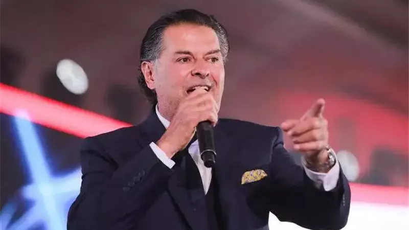 «بسبب قبلة».. نقيب الموسيقيين يكشف تفاصيل منع راغب علامة من الغناء في مصر 