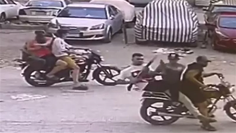 يستقلون دراجات نارية.. عصابة مسلحة تثير الذعر بشبرا وتحقيقات أمنية لضبطهم 