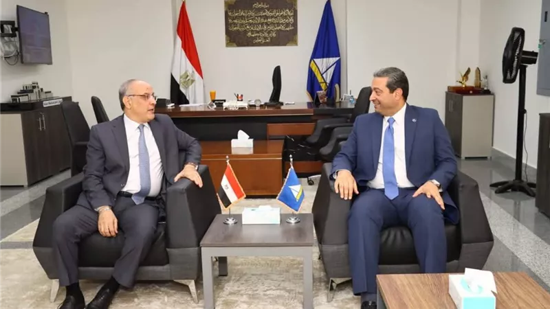 محافظ دمياط يستقبل رئيس قطاع المناطق الحرة لمناقشة تعزيز الاستثمار