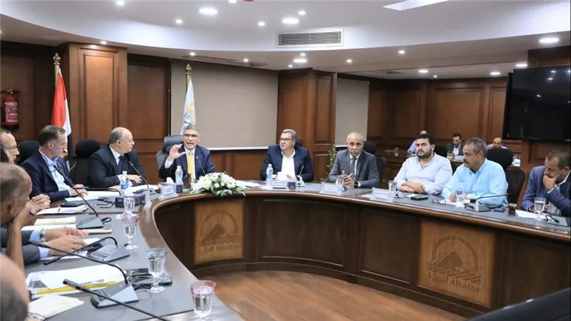 نائب محافظ الجيزة يتفقد موقف السرفيس الحضاري بمدينة الصف