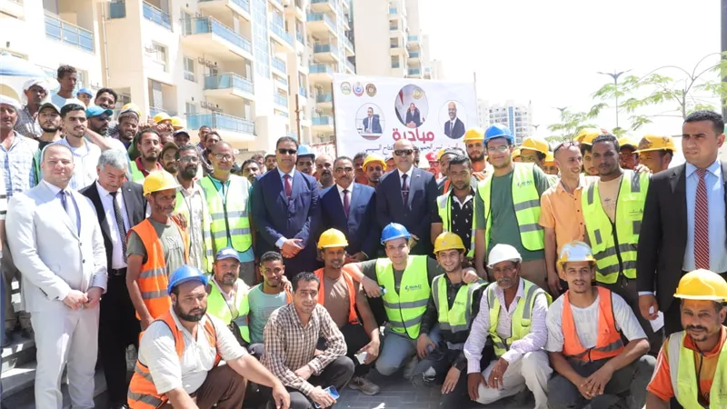وزير العمل ومحافظ مرسى مطروح يتفقدان قوافل طبية تقدم خدمات صحية للعمال