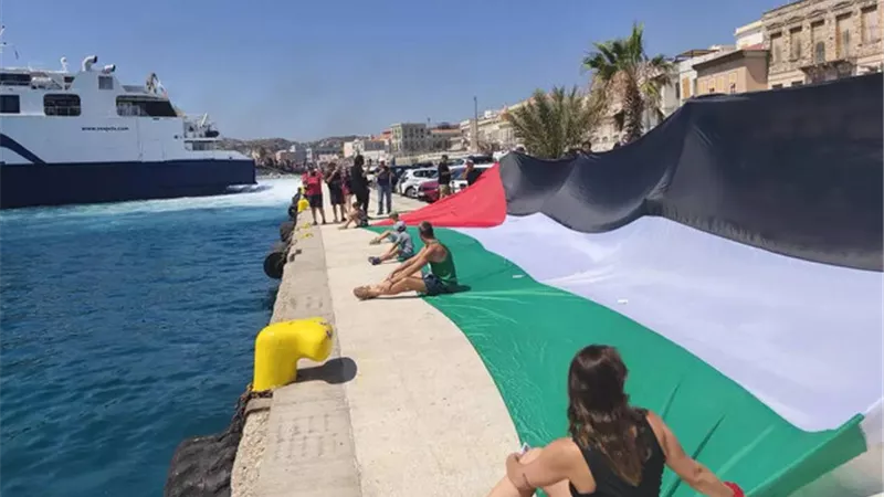 احتجاج مؤيد لفلسطين يمنع نزول 2000 إسرائيلي في جزيرة يونانية