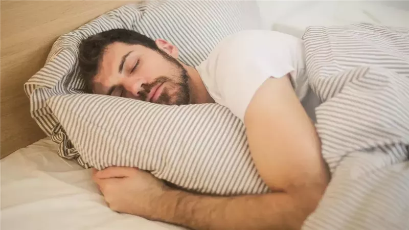 طبيب يكشف عن خدعة غذائية بسيطة يمكن أن تساعدك على النوم بشكل أفضل في الليل.