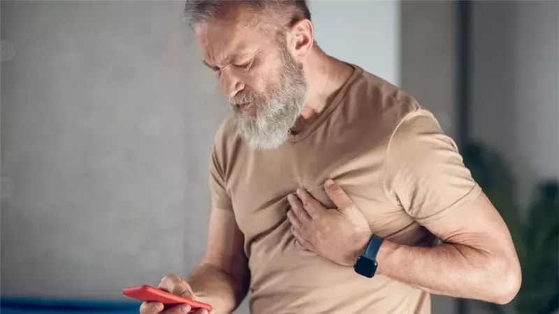 مرض القلب المنكسر.. هل يمكن للزعل أن يسبب جلطة قلبية؟ هيثم بدران يجيب