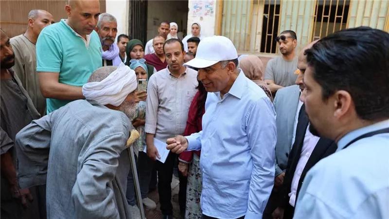 لفتة إنسانية.. محافظ المنيا يوجه بتوفير كرسي متحرك لمريض بمستشفى أبو قرقاص