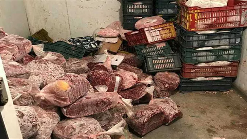 الحكومة تتحرك والشارع قلق… ماذا يحدث في ملف اللحوم الفاسدة؟