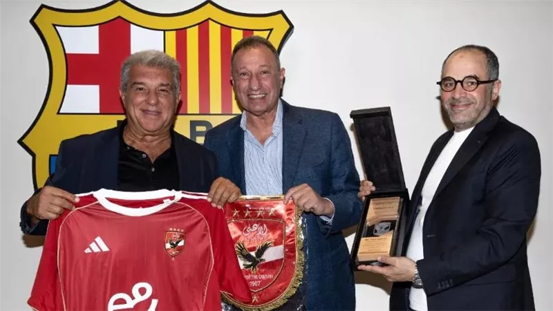 اجتماع ثلاثي بين الخطيب ولابورتا وكامل حول مشروع استاد النادي الأهلي