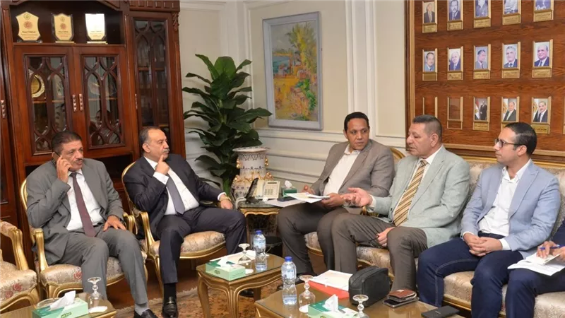 محافظ أسيوط يبحث مع فريق 