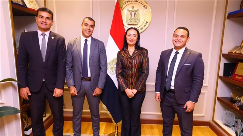 وزيرة التضامن الاجتماعي تكرم الإدارة العامة للعلاقات العامة والمراسم بالوزارة