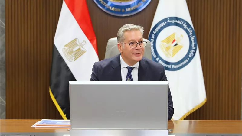  وزير البترول والثروة المعدنية يلتقي مجموعة من كُتاب الرأي وخبراء الطاقة 