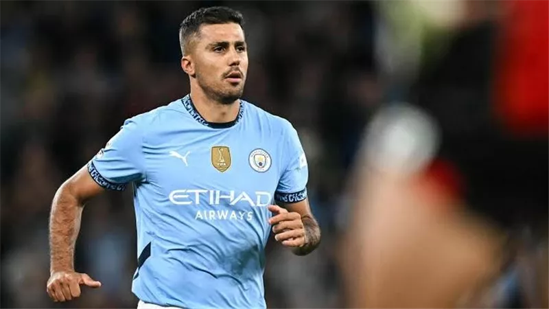باريس سان جيرمان يستفسر عن ضم رودري.. ومنافسة مرتقبة مع ريال مدريد وبرشلونة