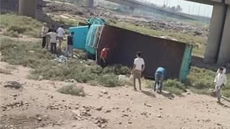 سقوط سيارة نقل بعد اختراق السور الحديدي بالطريق الإقليمي بالعياط