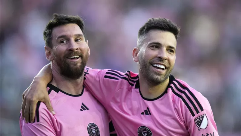 ميسي يقود إنتر ميامي إلى نهائي كأس الدوريات بثنائية استثنائية أمام أورلاندو