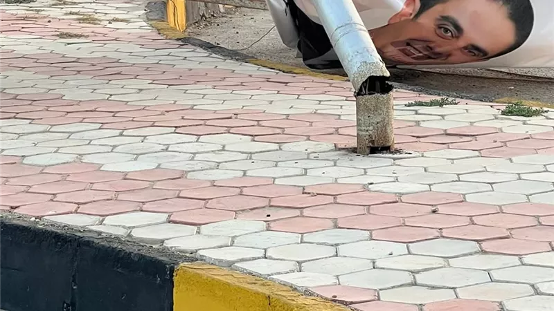 سقوط عمود إنارة بسبب لافتة دعائية برأس البر يثير الذعر بين الأهالي