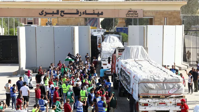مصادر: دخول 166 شاحنة مساعدات إلى غزة عبر معبري زكيم وكرم أبو سالم