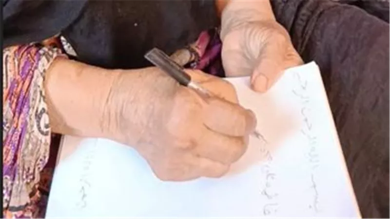 «لا أمية مع تكافل»..سيدة على مشارف الـ80 عامًا من عروس النيل تغادر محطة الأمية