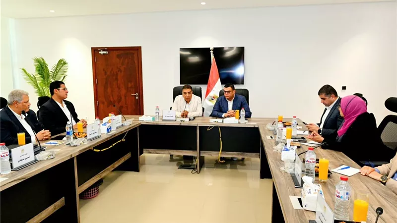 وزير الإسكان: نولي اهتمامًا خاصًا بالمشروعات التي تمس حياة المواطنين اليومية 