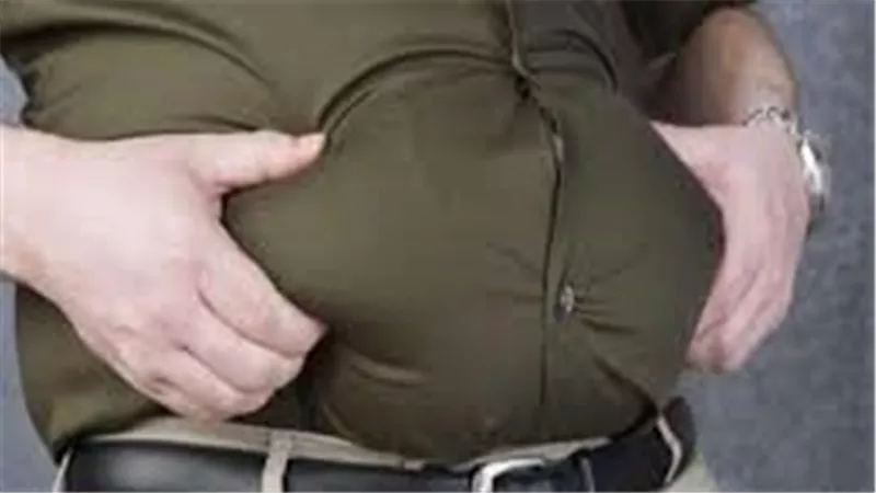 إخفاء الكرش بالملابس للرجل: 10 حيل فعالة تخفي البطن تمامًا 