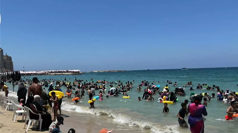شواطئ الإسكندرية كاملة العدد في إحازة ثورة 23 يوليو 