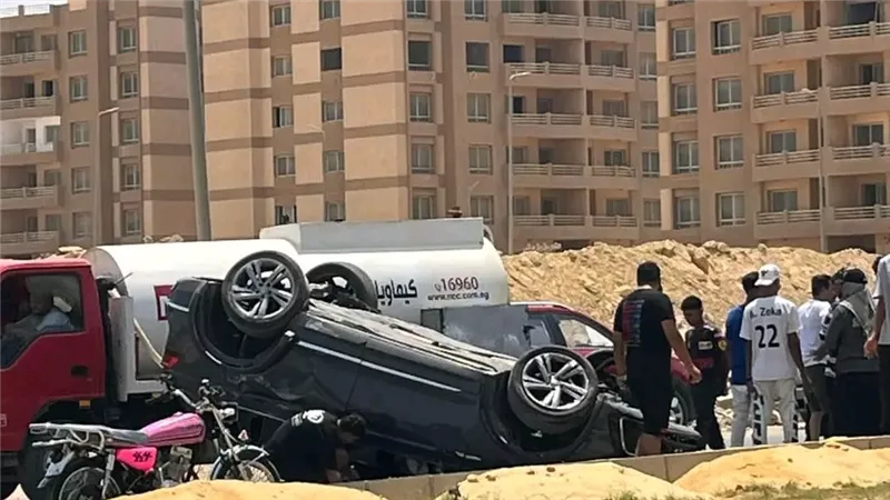 انقلاب سيارة ملاكي إثر حادث مروري أمام دار مصر بالقاهرة الجديدة| صور 